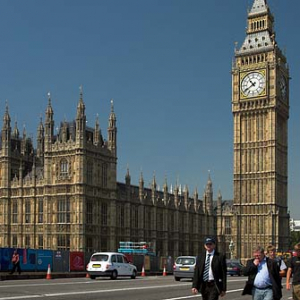 Parlamet z wieżą zegarową Big Ben w Londynie.